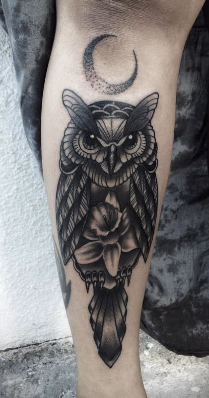 Traditional black an gray owl with daffodil tattoo, Frichard Adams Art Junkies Tattoo