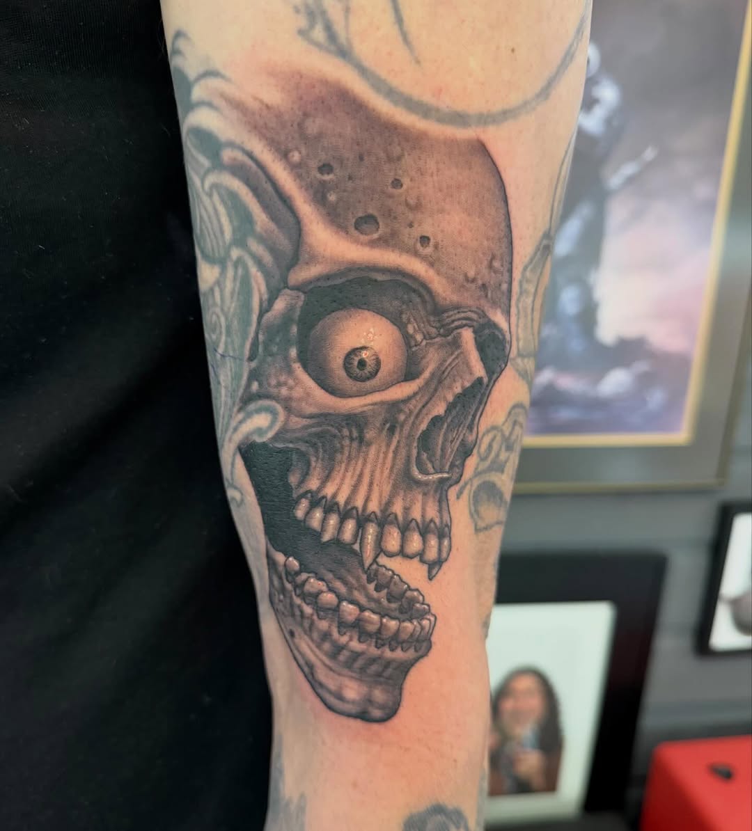 Skull with celestial moon, black-and-grey leg piece