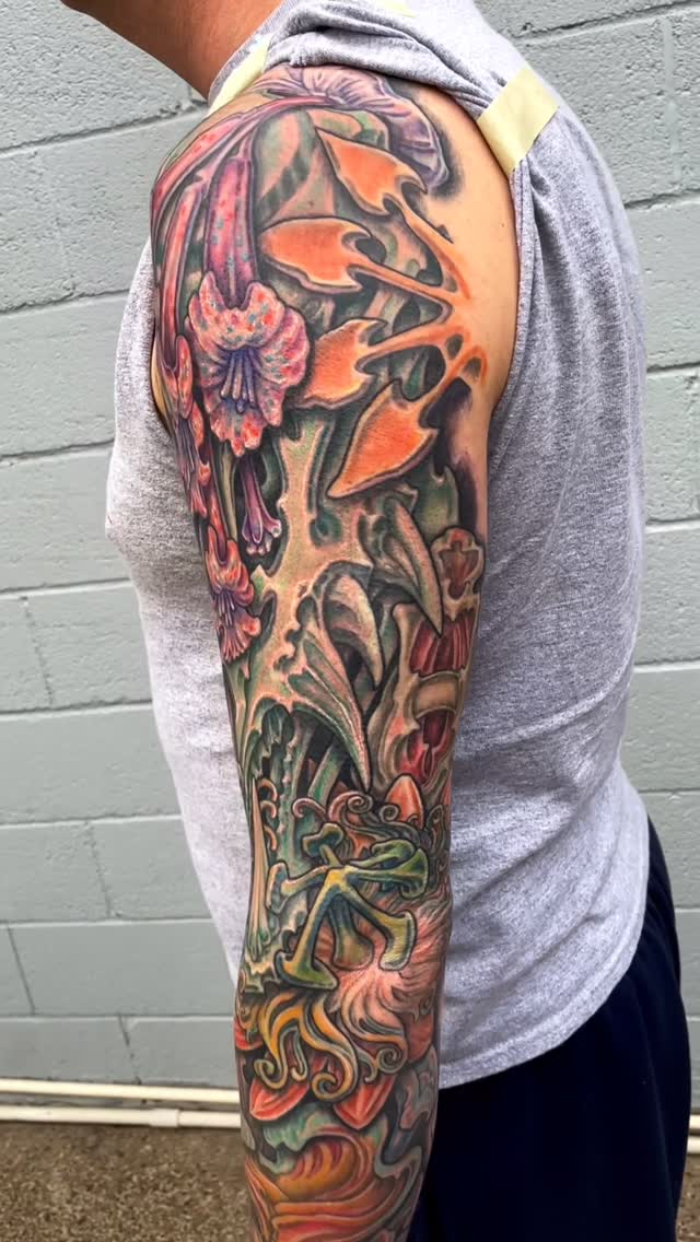 Biomechanical full-sleeve with floral elements, arm