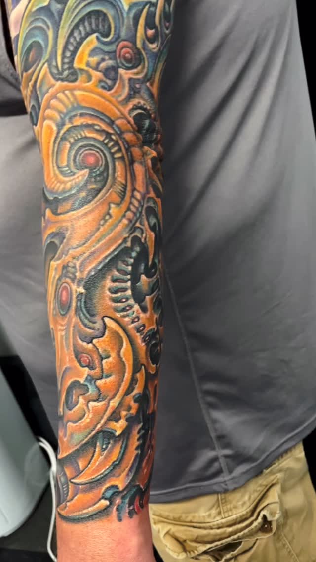 Biomechanical full sleeve in color, arm