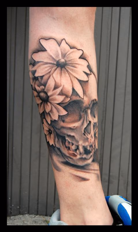 Black and Gray skull with blackeye susans