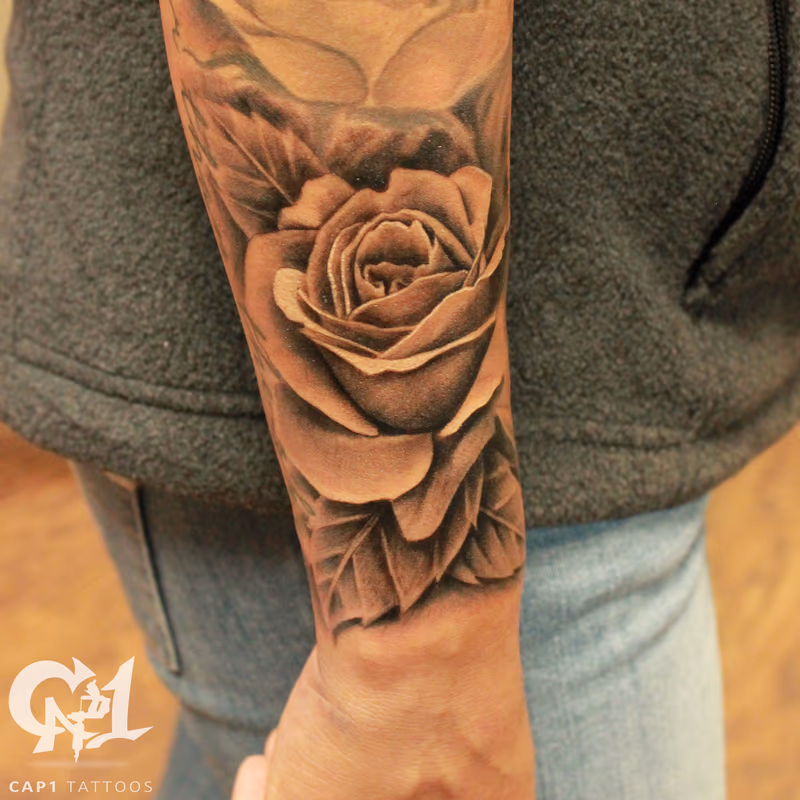 Realistic rosebud and free flowing leaves