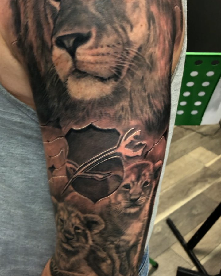 Black-and-grey lion and cubs half-sleeve