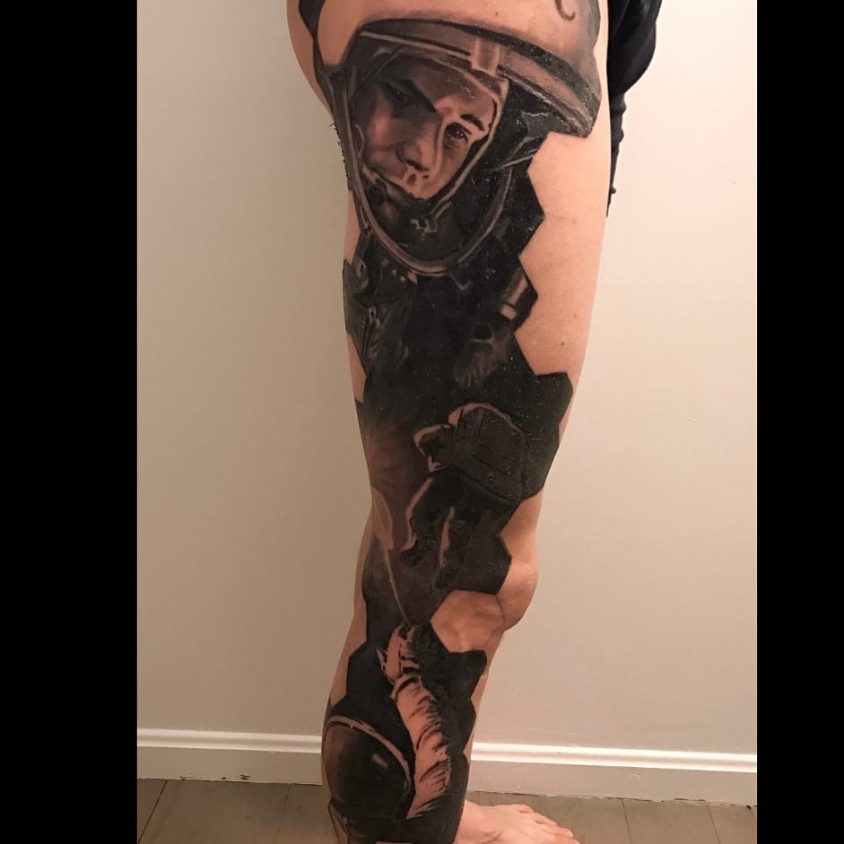 Black-and-grey astronaut leg sleeve, realism