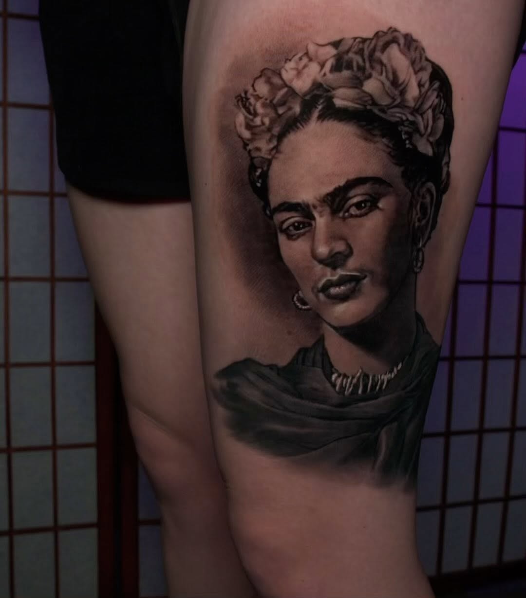 Frida Kahlo black-and-grey portrait, thigh