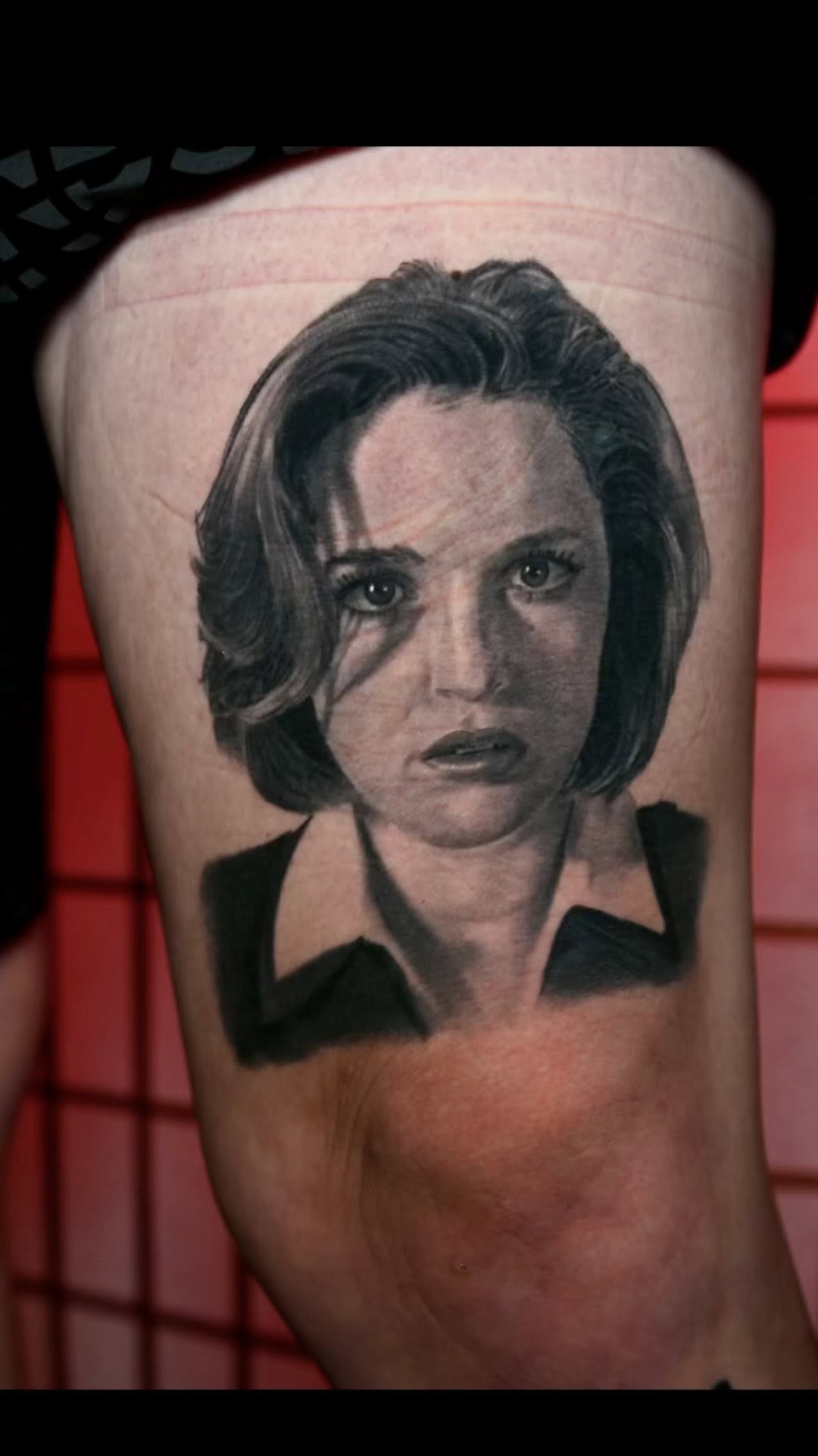 Dana Scully black-and-grey portrait, thigh