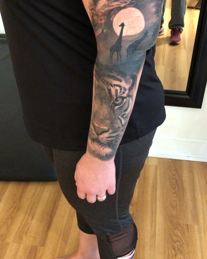 Black-and-grey animal sleeve, tiger and giraffes