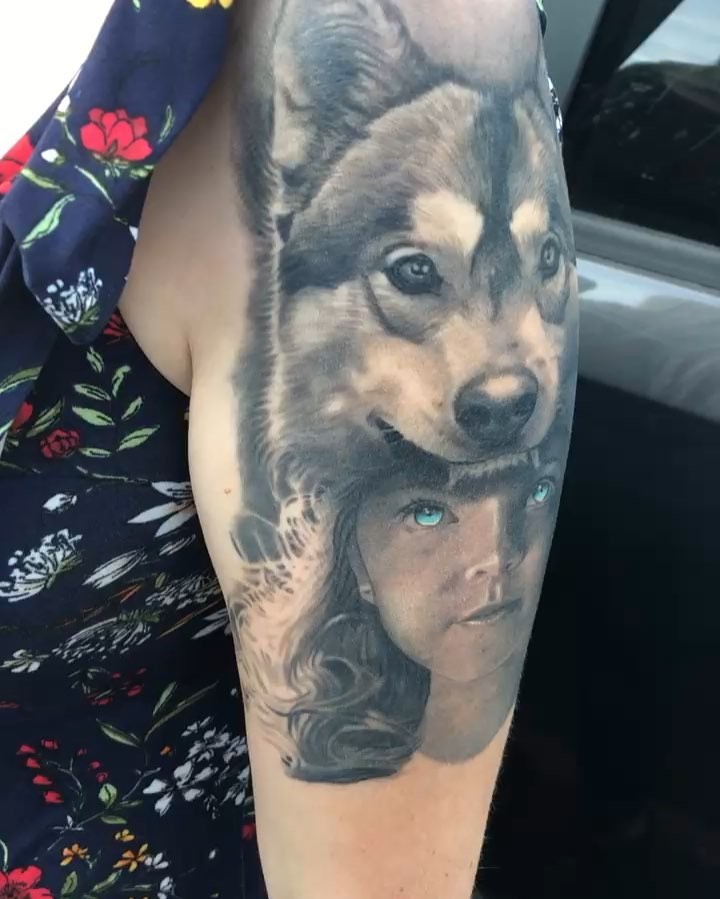 Black-and-grey husky & girl portrait, bicep