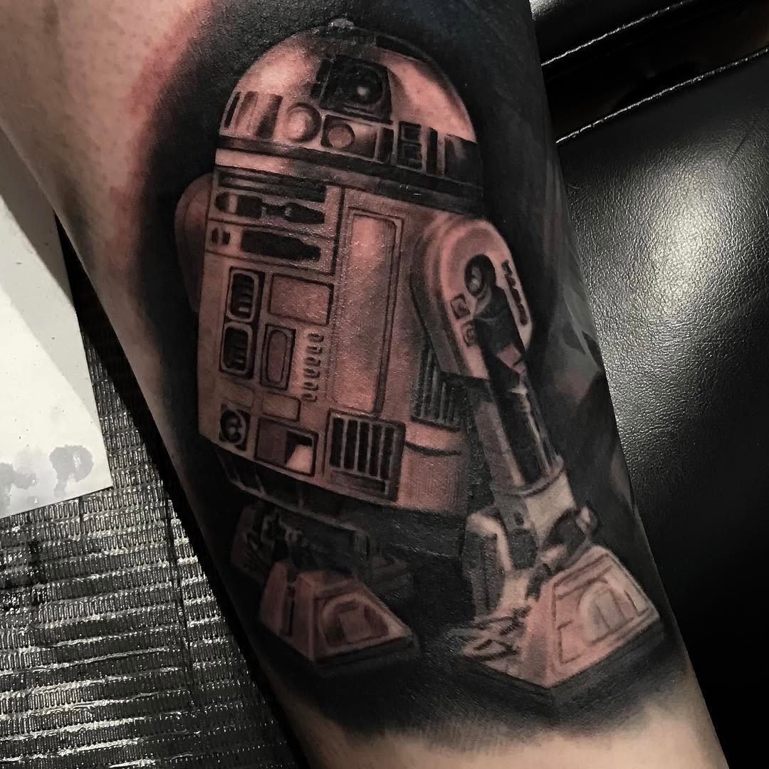 Black-and-grey R2-D2 Star Wars tattoo, leg