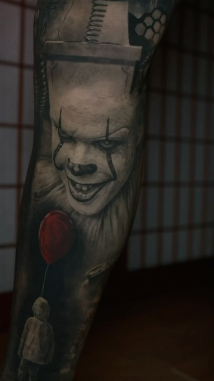 Pennywise horror sleeve, leg in black and grey