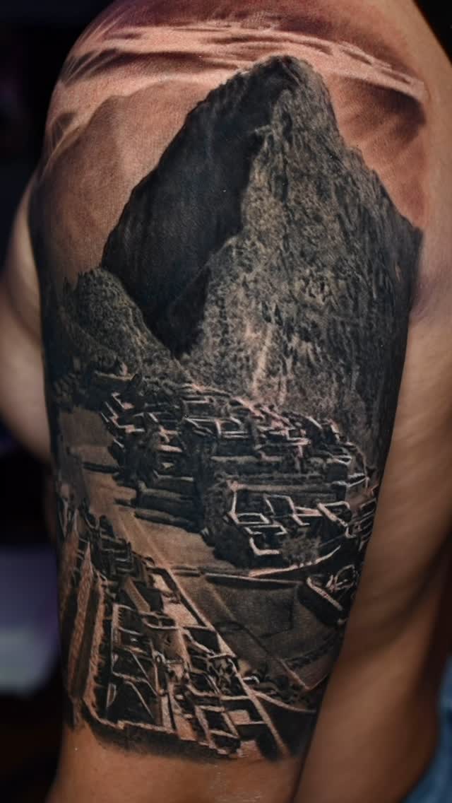 Machu Picchu black-and-grey half sleeve