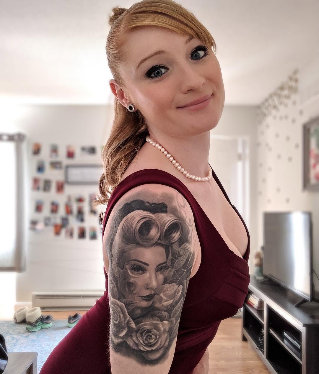 Black-and-grey pin-up girl with roses, bicep
