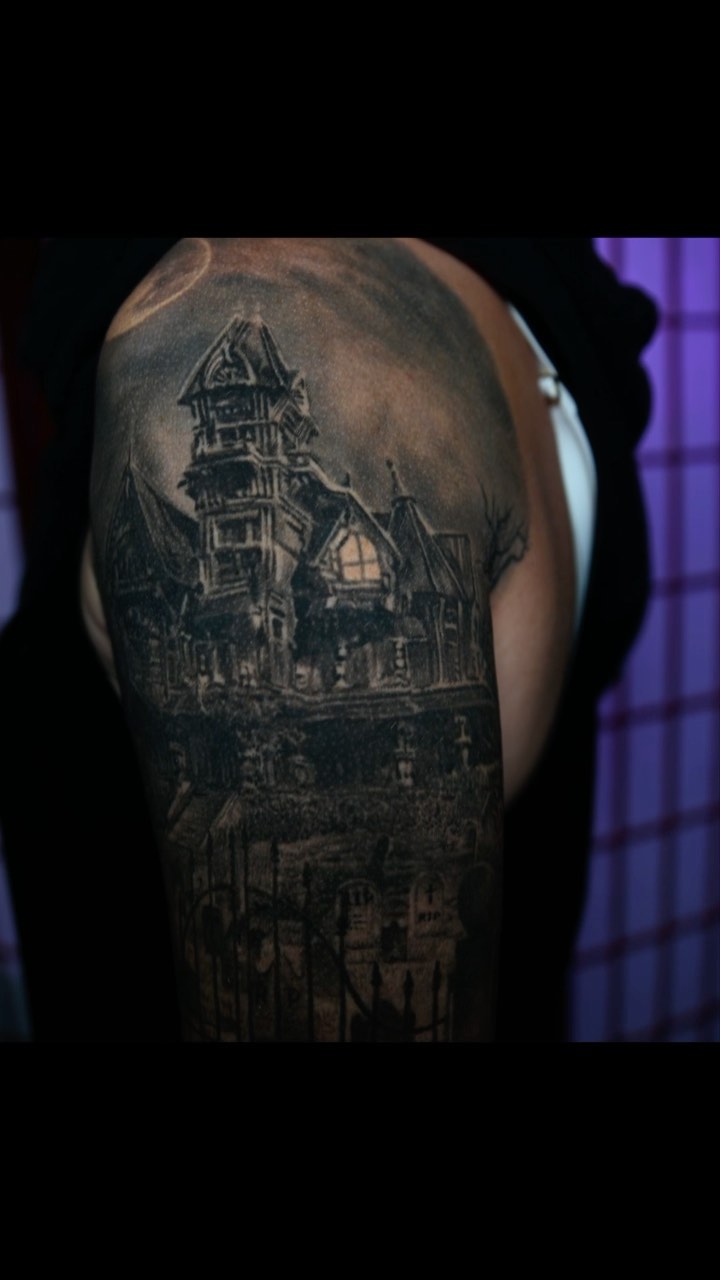 Haunted house Halloween sleeve, black-and-grey