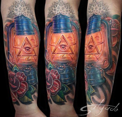 Linterna iluminada #juansalgado #tattooart #coverup#colorconspiracy #fusioninks #h2ocean Instagram: @juan_salgado SC: juansalgadoart Flashlight illuminated