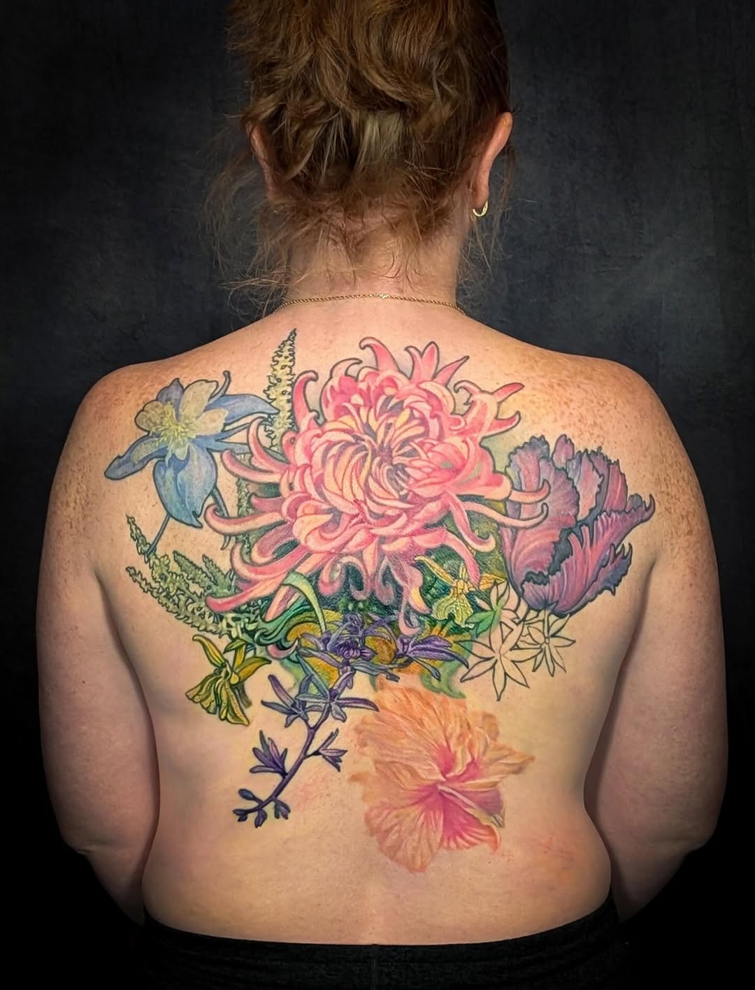 Realistic floral bouquet back piece in color