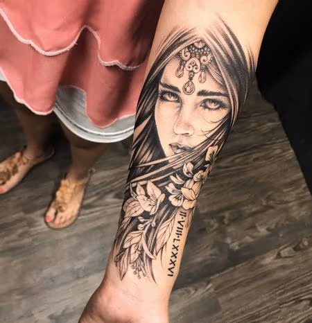 FACE AND FLORAL ON FOREARM. INSTAGRAM @MICHAELBALESART