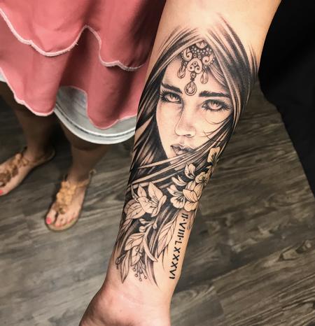 FACE AND FLORAL ON FOREARM. INSTAGRAM @MICHAELBALESART
