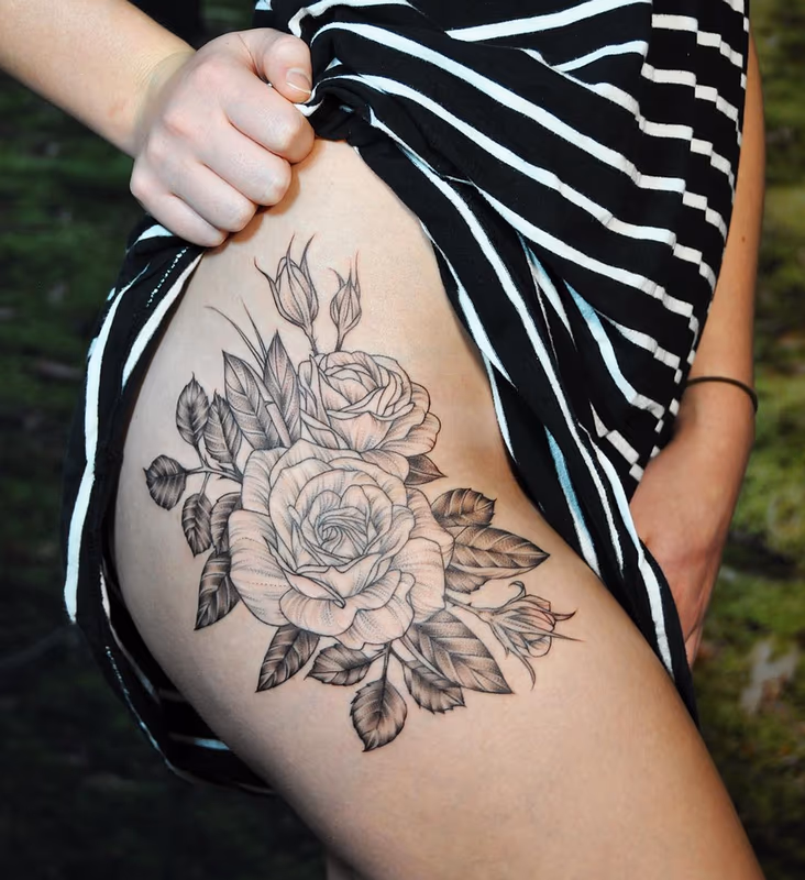 Floral on Thigh- Instagram @michaelbalesart