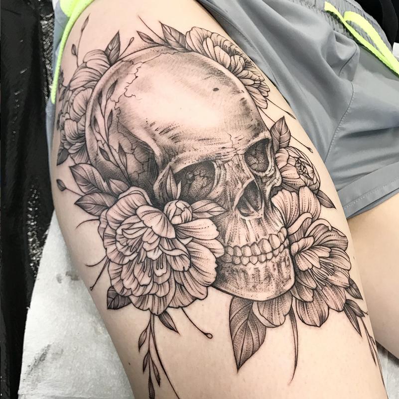 SKULL AND FLORAL ON THIGH. INSTAGRAM @MICHAELBALESART