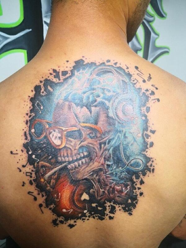 Skull w/Headphones