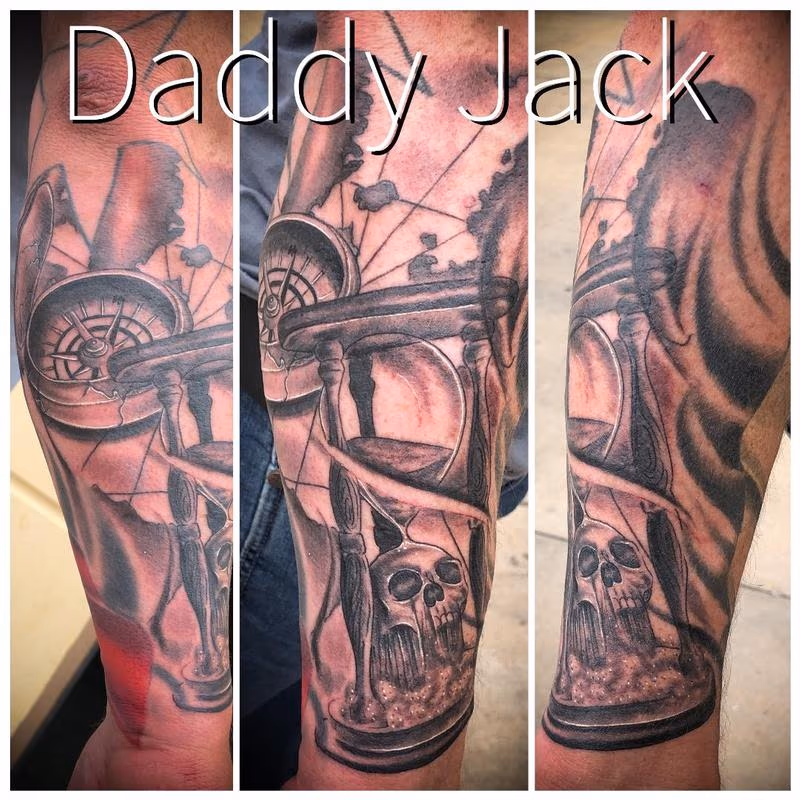 Hourglass w/Skull & Compass