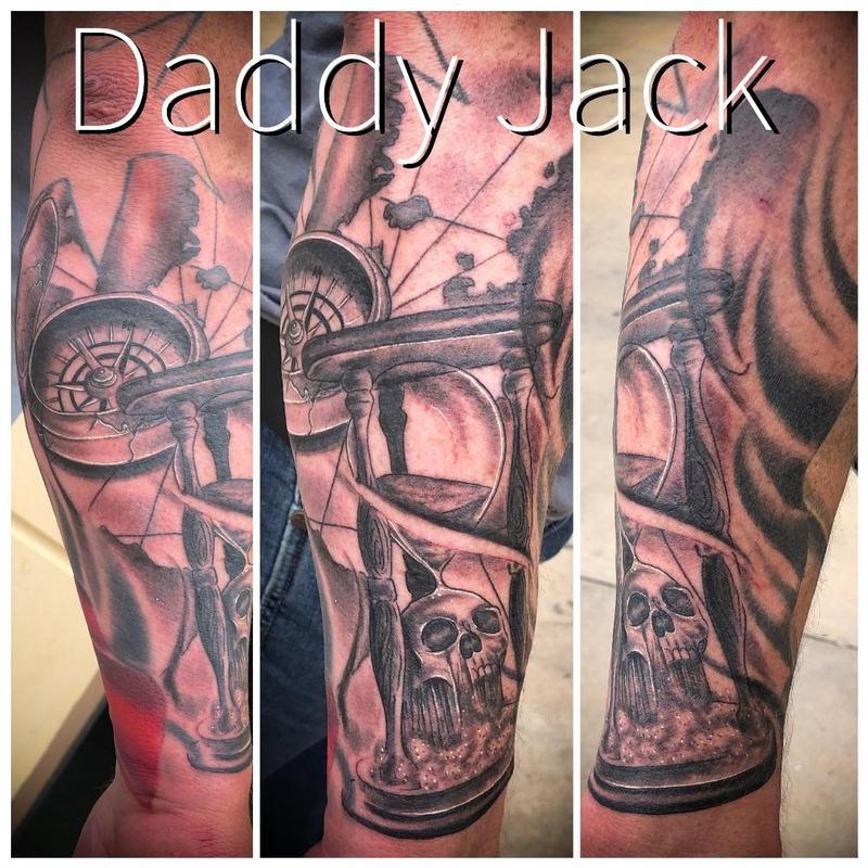 Hourglass w/Skull & Compass