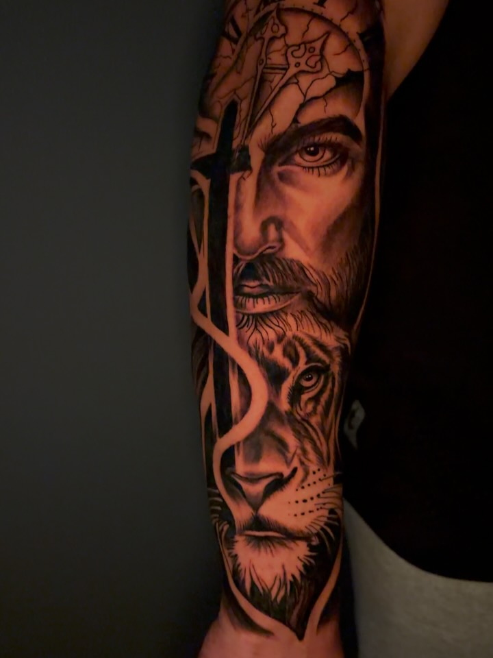 Jesus and lion portrait sleeve, full-sleeve color