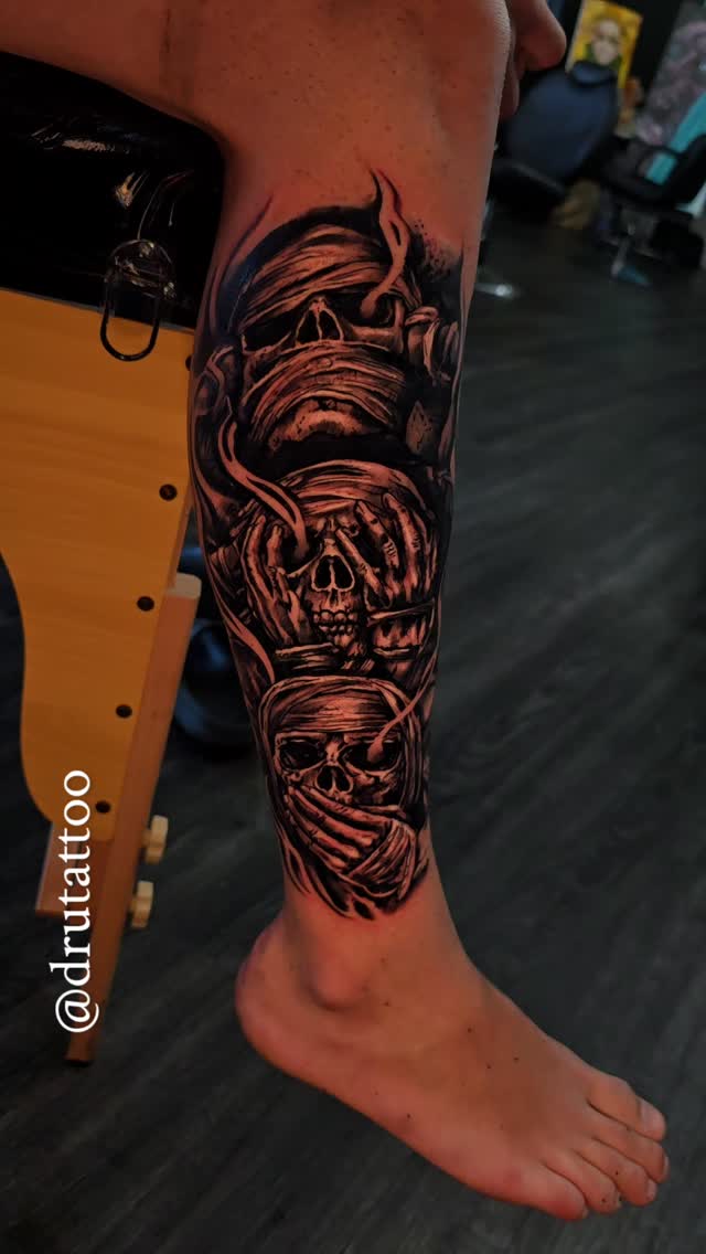Stacked skulls leg sleeve in black-and-red