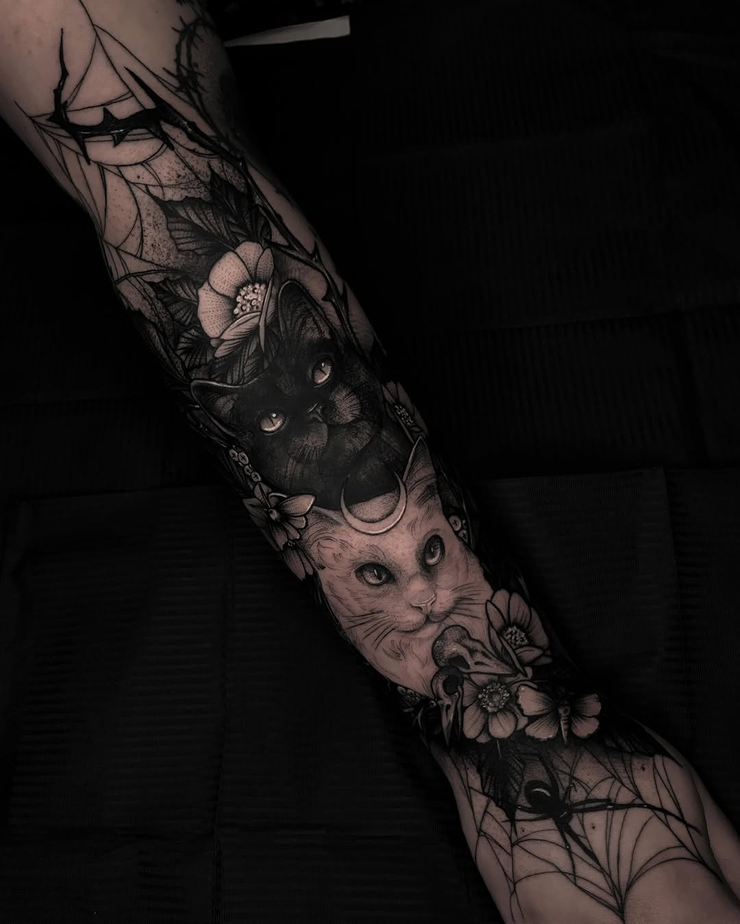 morriganblackart (@morriganblackart) will be tattooing at @icons_and_prodigies in Venice Italy! - Essa é uma tatuagem qu