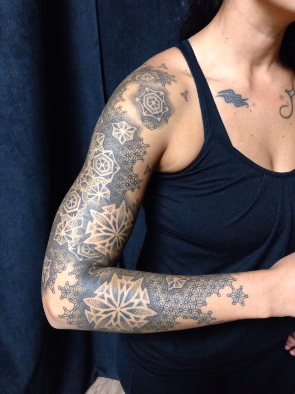 feminine geometry sleeve