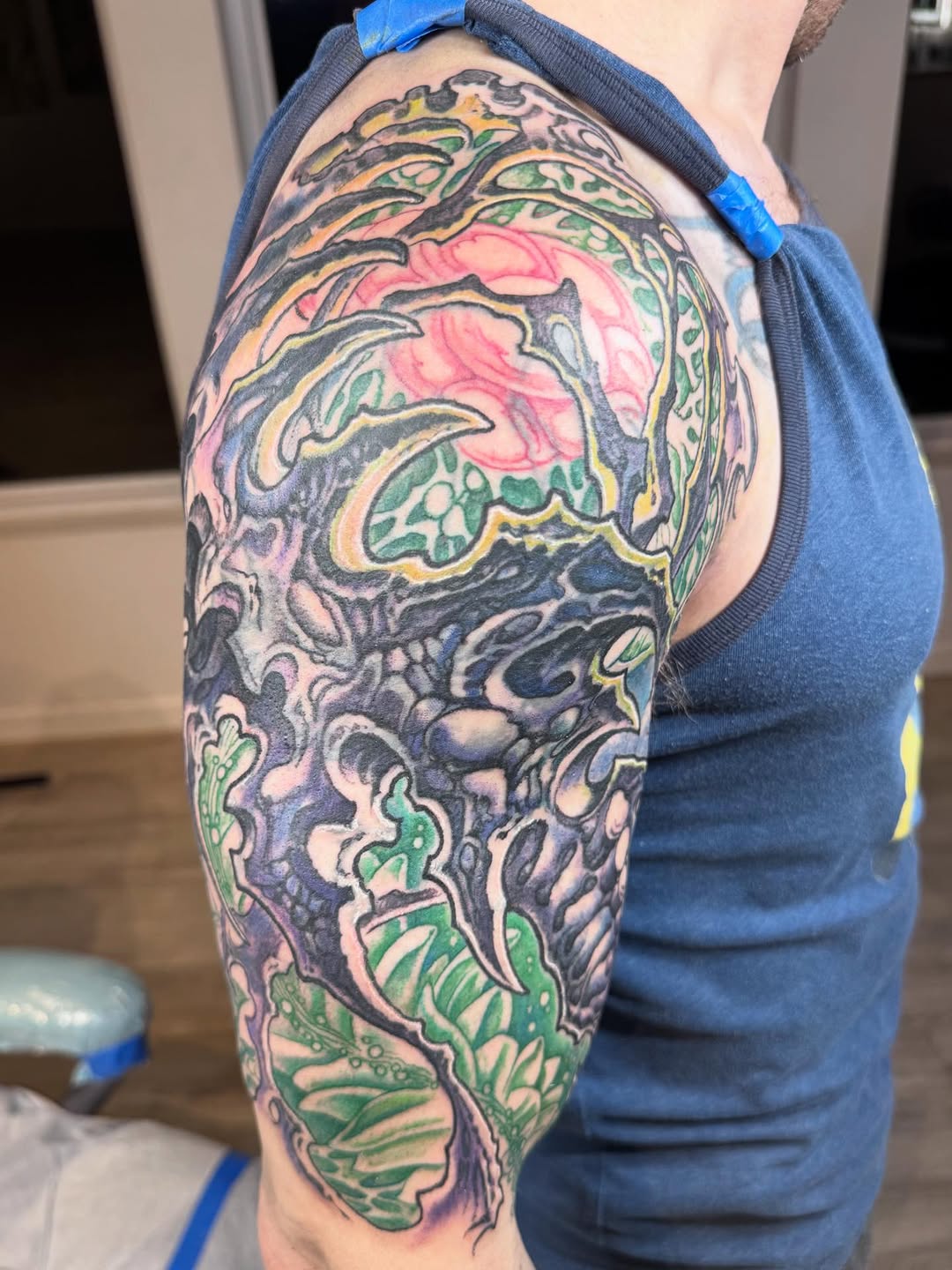 Biomechanical color half-sleeve on upper arm