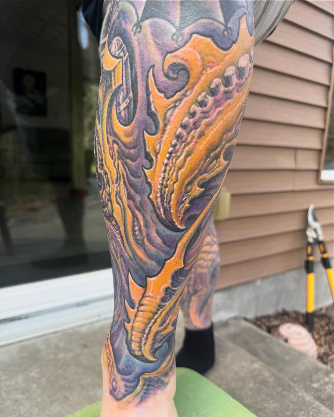 Biomechanical leg sleeve in orange and purple