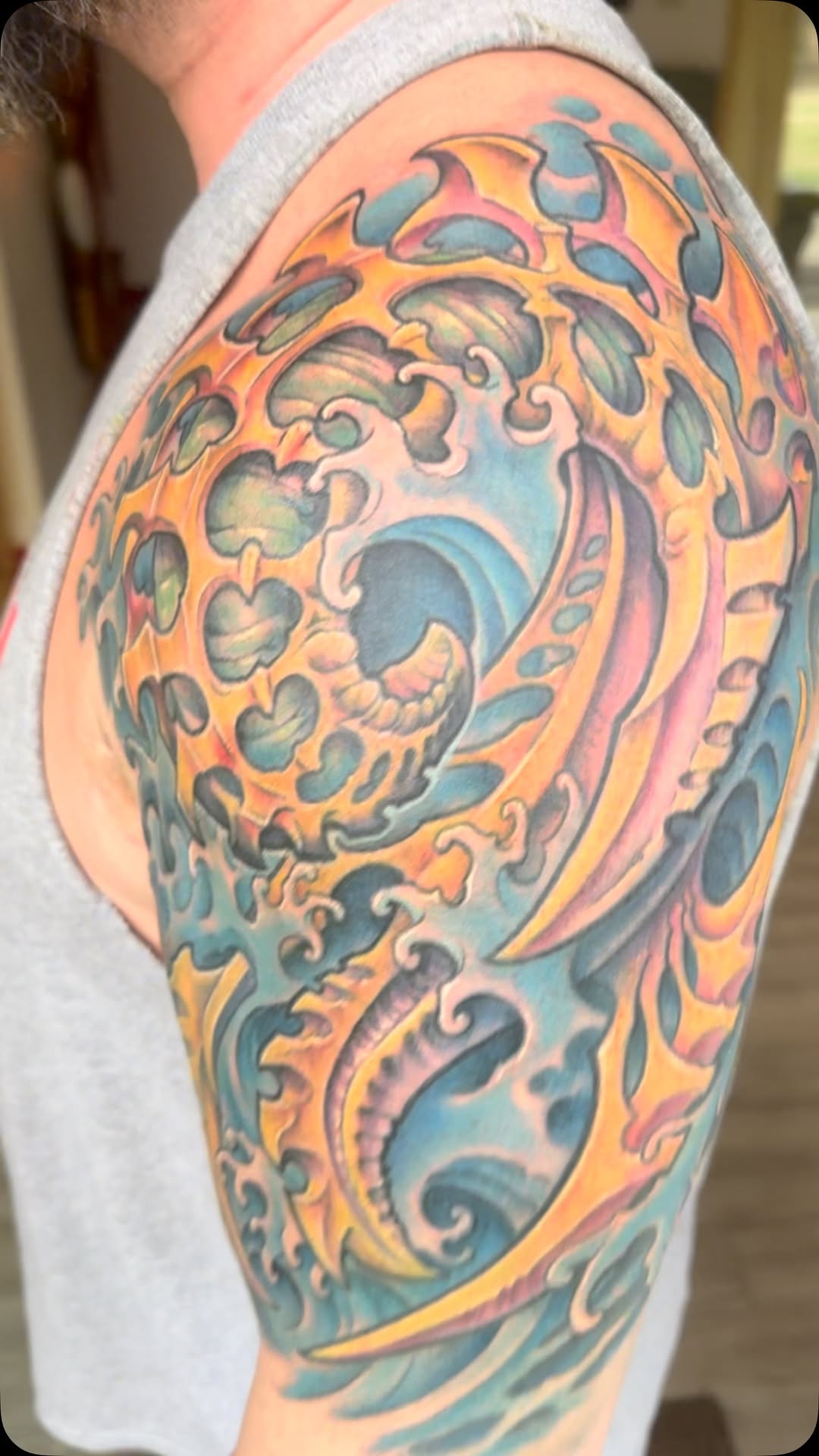 Biomechanical color half sleeve, shoulder