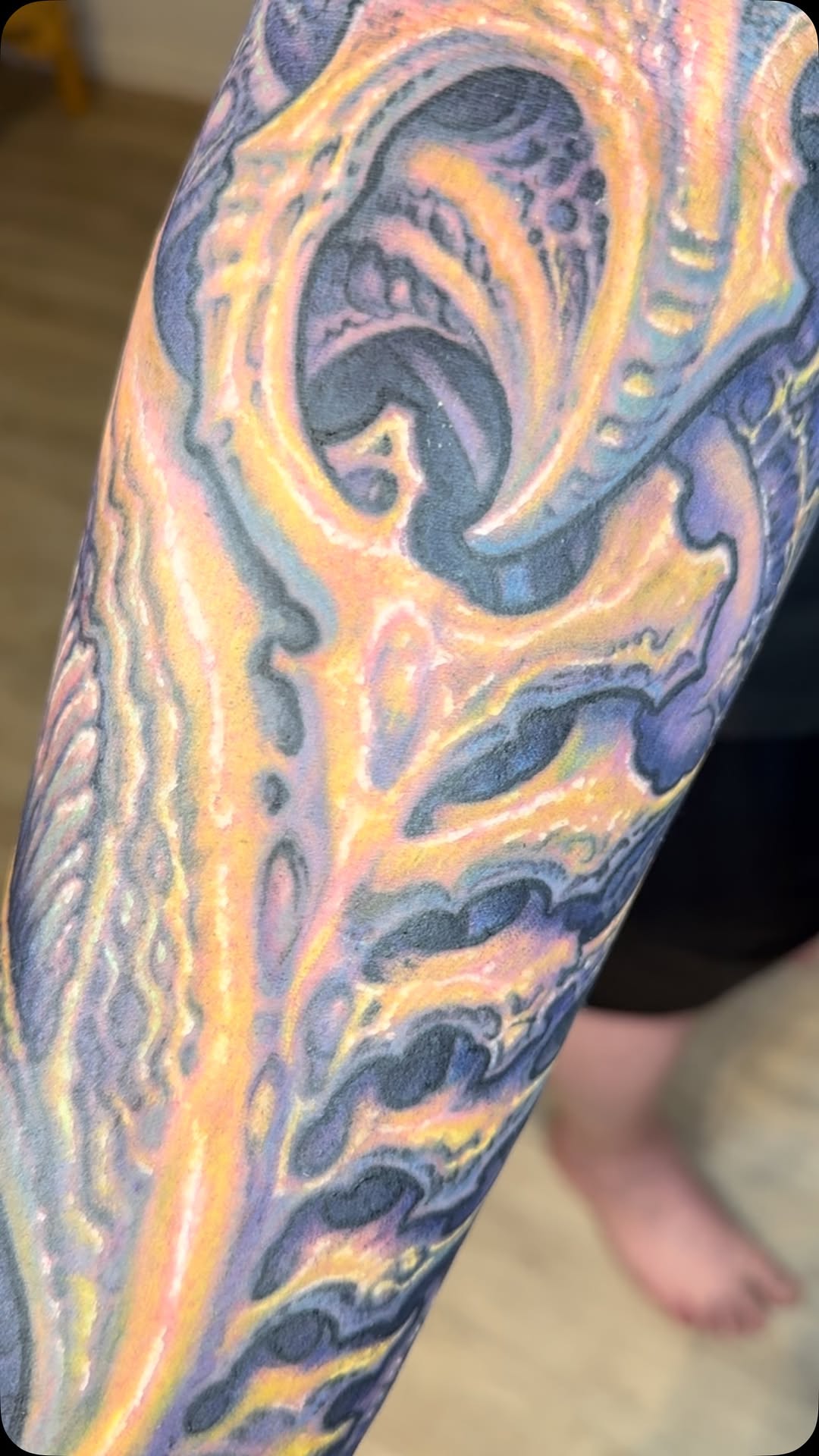 Biomechanical leg sleeve in pastel color