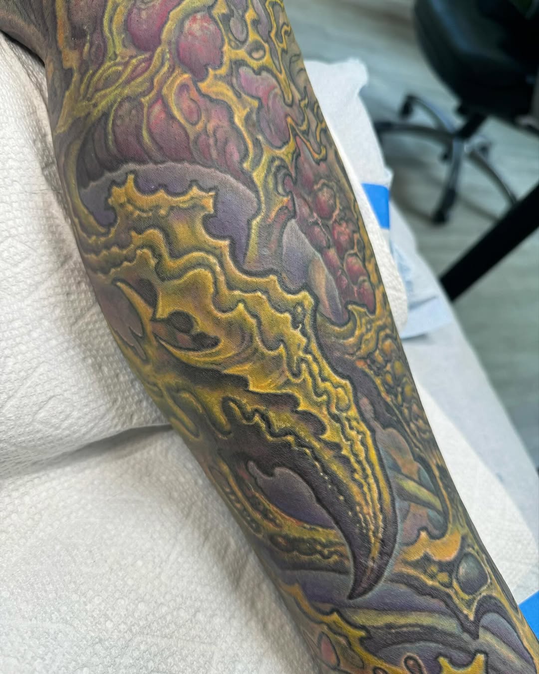 Biomechanical leg sleeve in purple and yellow