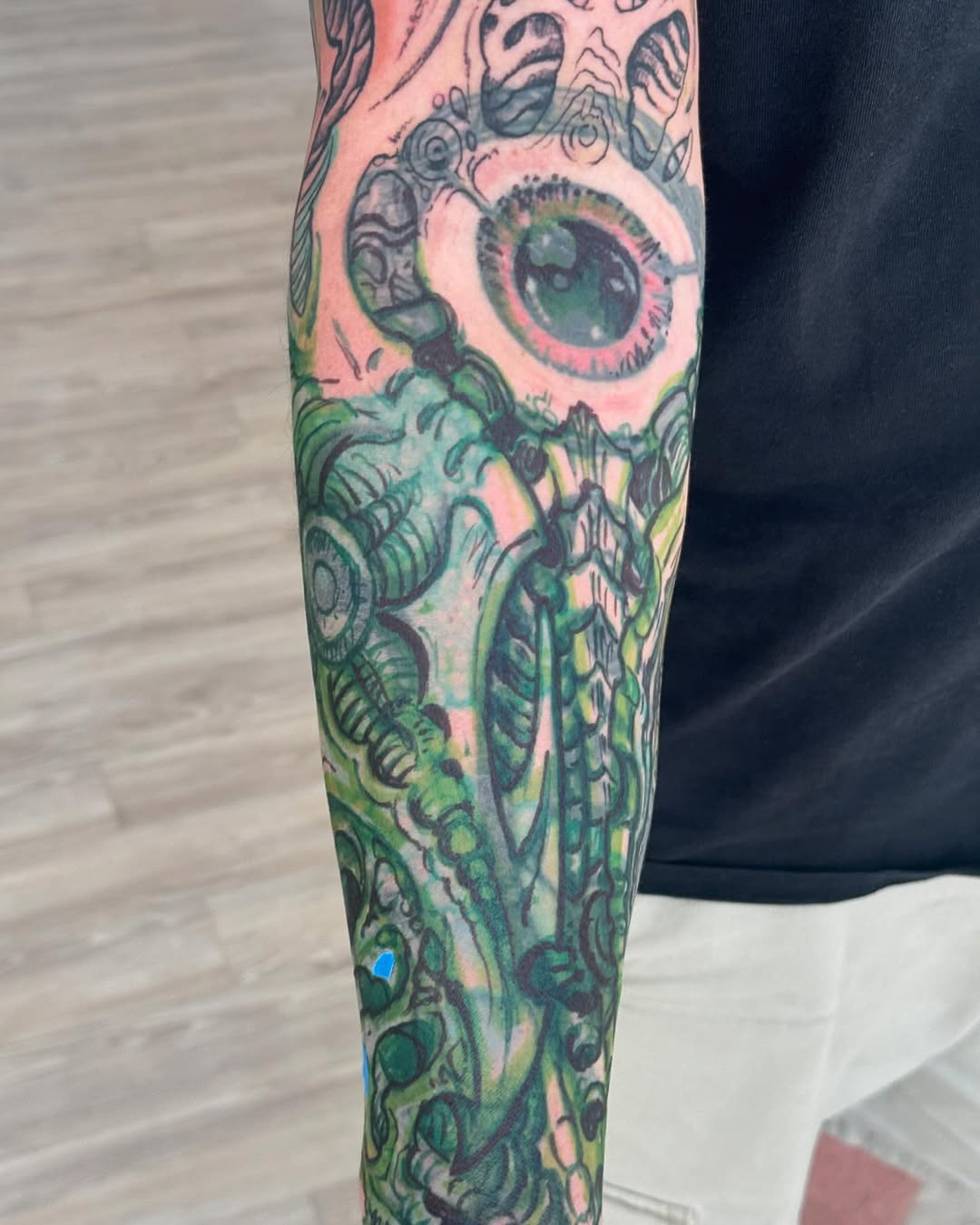 Biomechanical eye coverup sleeve in green