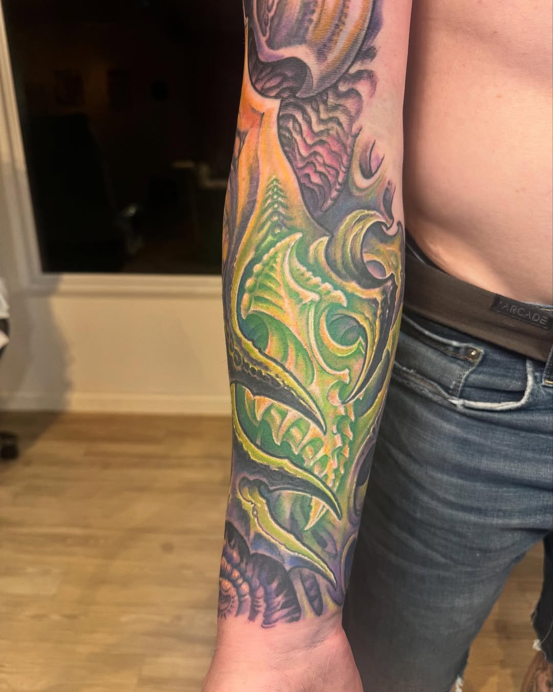 Biomechanical color sleeve in green and purple