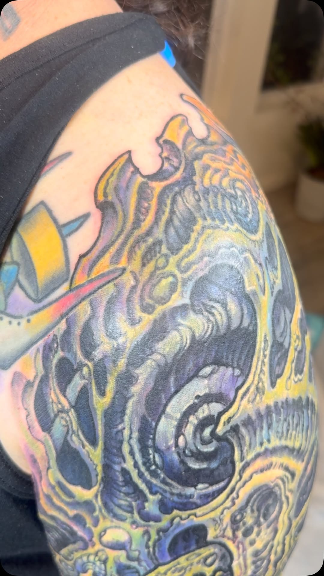 Biomechanical color cover-up sleeve, shoulder