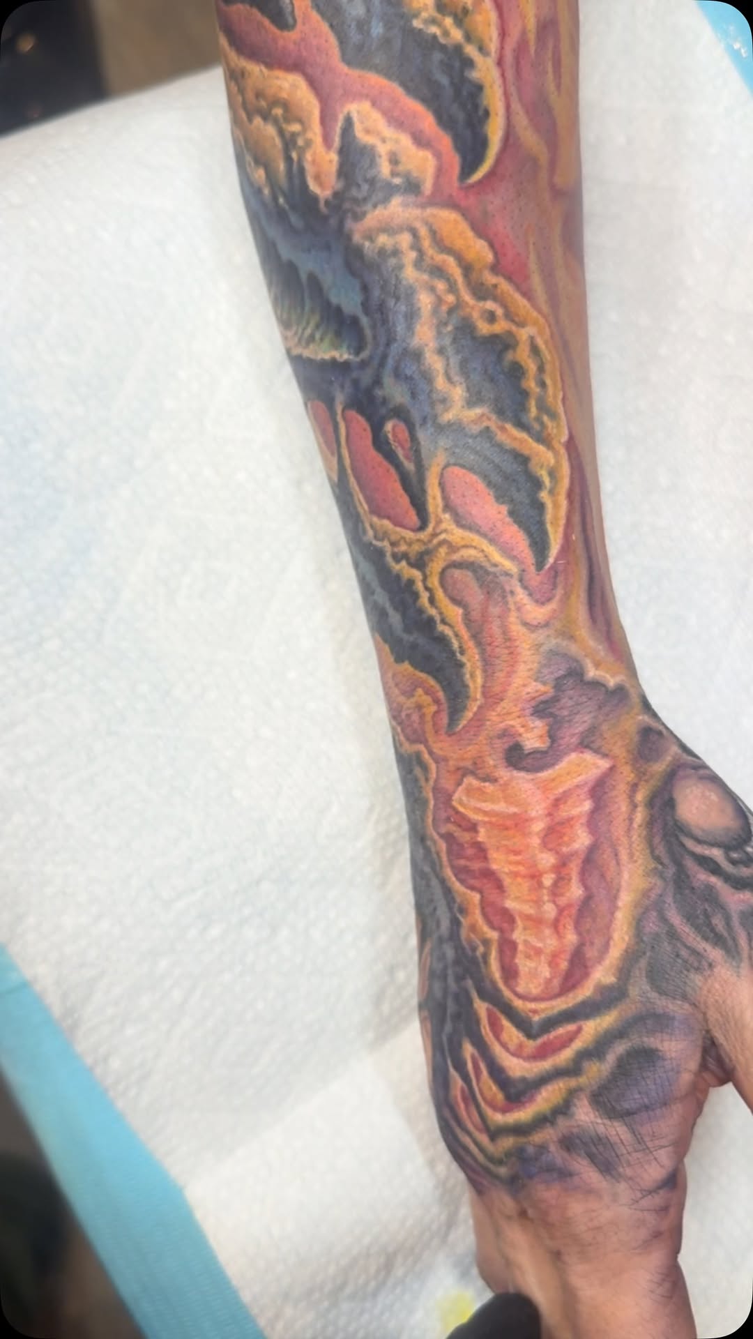 Biomechanical color sleeve onto hand