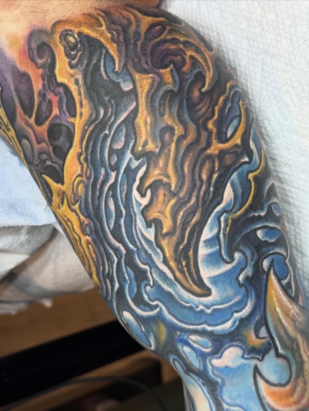 Biomechanical color sleeve in blue and gold