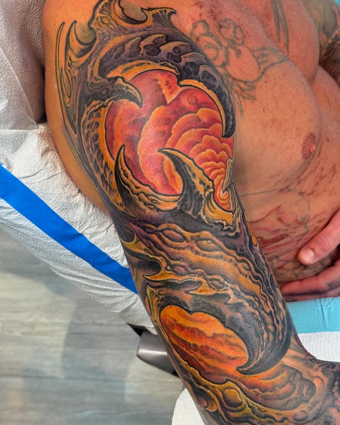 Biomechanical sleeve in orange and black