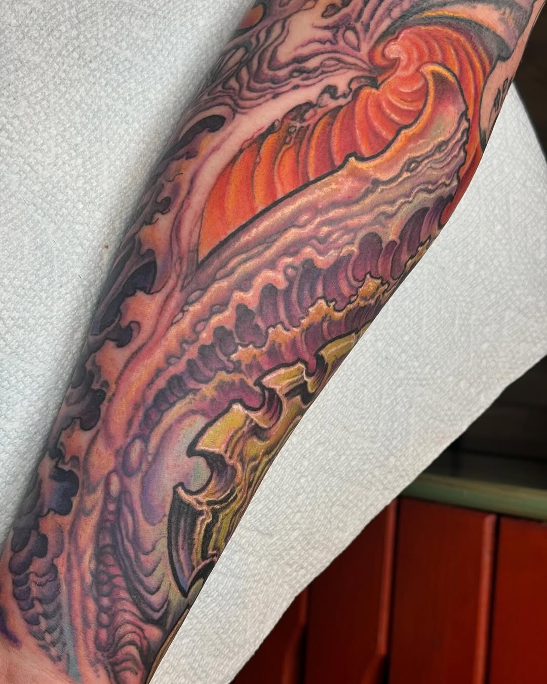 Biomechanical color sleeve in pink and orange