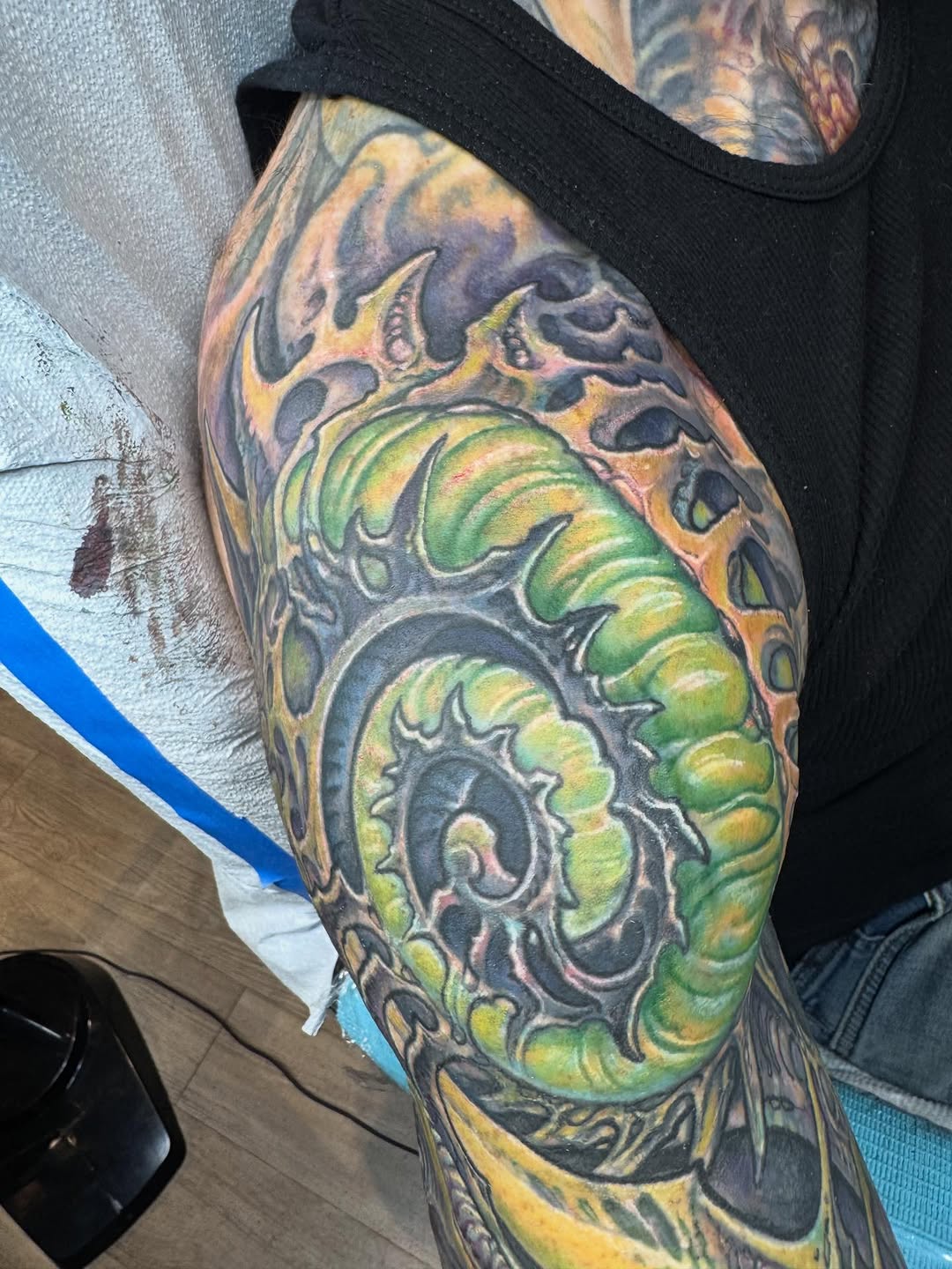 Biomechanical color sleeve with green spiral