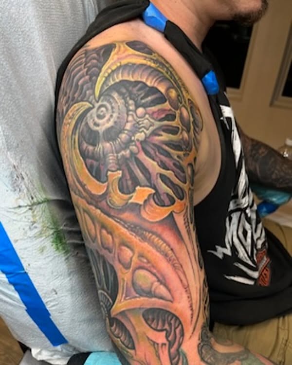 Color biomechanical sleeve coverup, upper arm