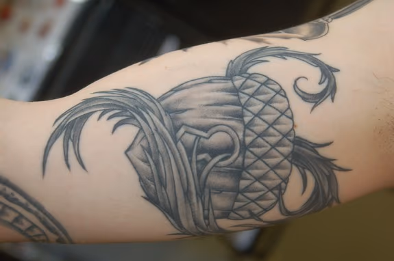 Acorn with wing filigree