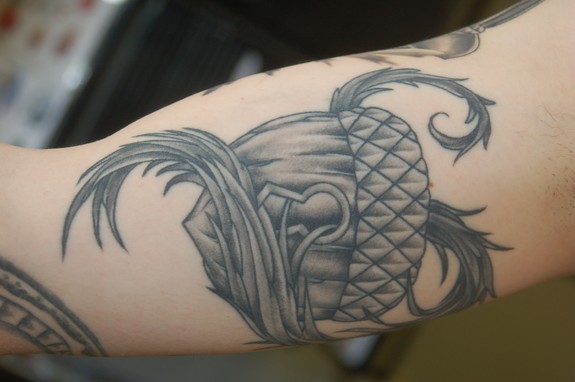 Acorn with wing filigree