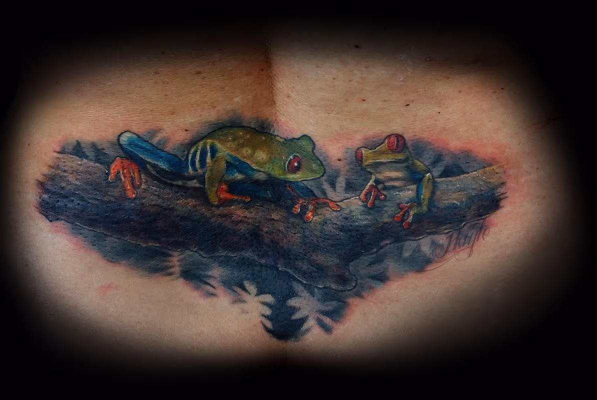 Cover up of old tribal tattoo with Tree Frogs on limb