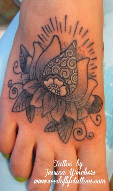 Lotus flower mendi design