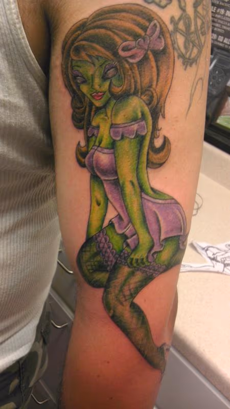 alien pin up