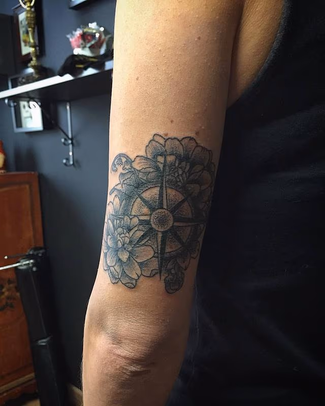 wind rose with flower black and grey / dotwork